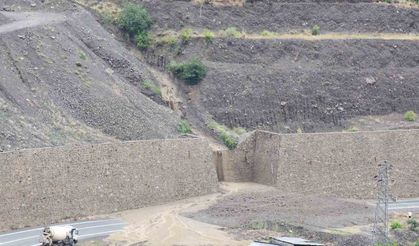 Artvin’de heyelan: Yol trafiğe kapandı