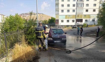 Bayburt’ta park halindeki otomobil alev aldı