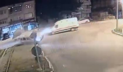 Amasya’da ambulansın hafif ticari araca çarptığı kaza kamerada