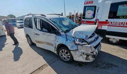 Amasya’da özel halk otobüsü hafif ticari araçla çarpıştı: 3 yaralı