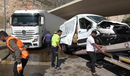 Kamyonetin kavşakta tırla çarpıştığı kaza kamerada