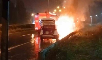 Rize’de seyir halindeki araç bir anda yanmaya başladı