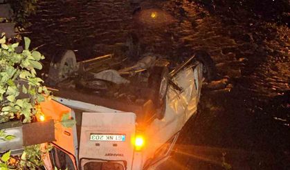 Trabzon’da minibüs dereye uçtu: 3 yaralı