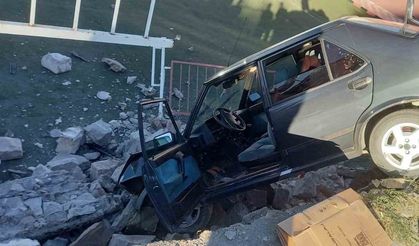 Yozgat’ta kontrolden çıkan otomobil okulun bahçesine uçtu