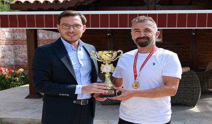 Saçtı, Şampiyonluk Kupasını Başkan Yazıcıoğlu’na Takdim Etti