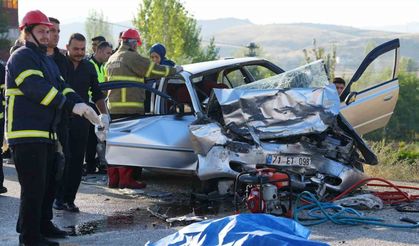 Otomobiller kafa kafaya çarpıştı: Sürücüler hayatını kaybetti