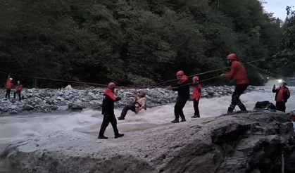 Rize’de kullandığı teleferik selde zarar görünce evinde mahsur kalan kadın kurtarıldı