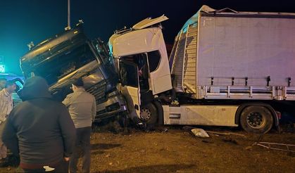 Amasya’da 2 tır kavşakta çarpıştı: 3 yaralı