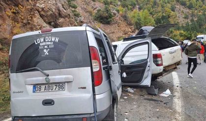 Şavşat’taki zincirleme kazada yaralanan genç hastanede hayatını kaybetti