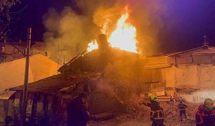 Çankırı'da ev yangını: İki ev alevlere teslim oldu