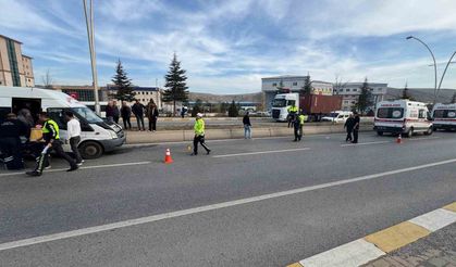 Minibüsün çarptığı yaşlı adam yaralandı