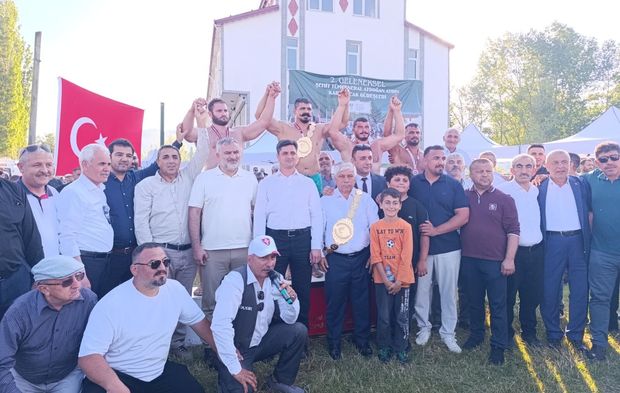 BAŞÇİFTLİK’TE KARAKUCAK GÜREŞLERİ NEFES KESTİ
