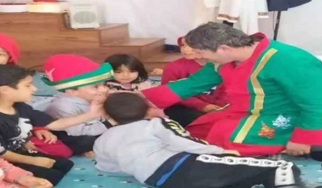 Çadır kentte yüzleri güldüren oyun: Hacivat kaçtı, depremzede çocuk kovaladı