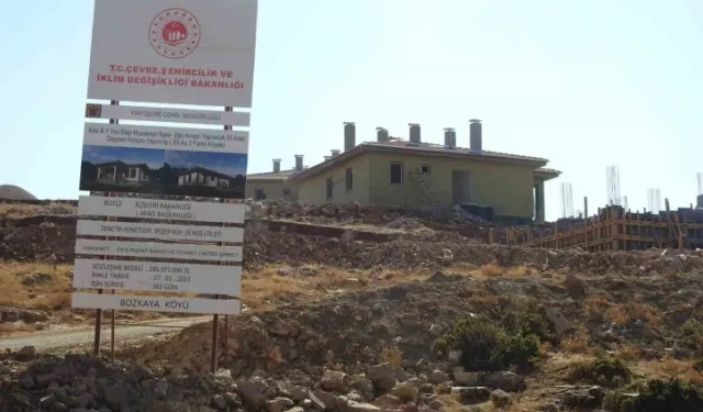Depremzedeler için yapılan köy evlerinin inşası devam ediyor