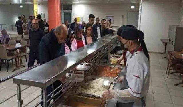 Depremzedeler ilk iftarlarını kaldıkları yurtta açtı