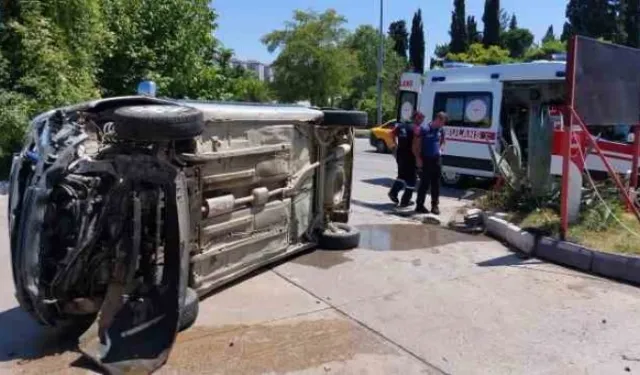 Hafif ticari araç akaryakıt istasyonu girişinde devrildi: 1 yaralı