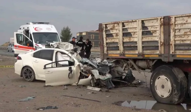 Kırıkkale’de feci kaza, tıra ok gibi saplanan otomobil hurdaya döndü: Sürücü öldü, eşi ağır yaralı