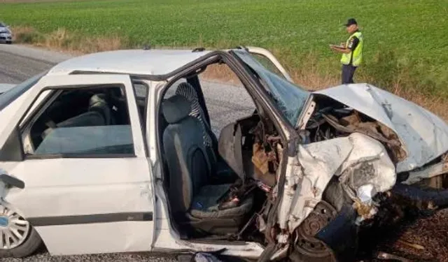 Kontrolden çıkan otomobil karşı şeritteki araca çarptı: 1 ölü, 8 yaralı