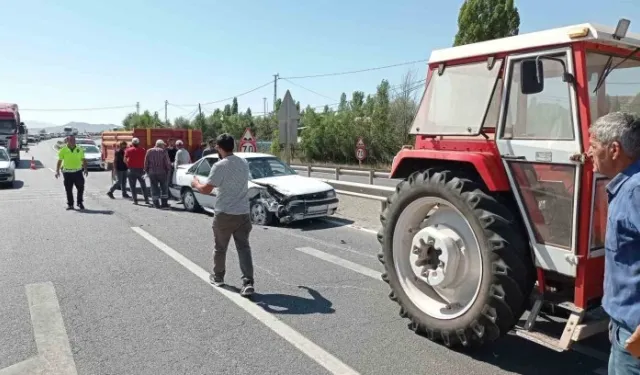 Otomobil ile traktörün çarpışması sonucu 3 kişi yaralandı.