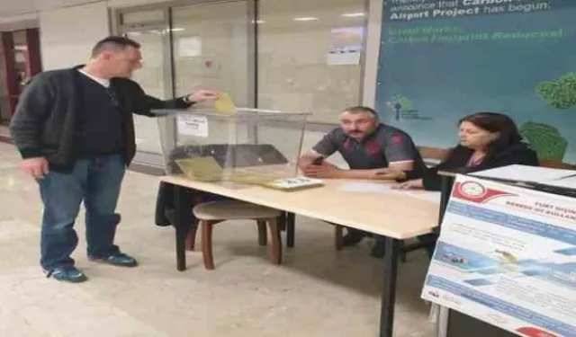 Samsun-Çarşamba Havalimanı gümrük sandıklarında oy verme işlemi
