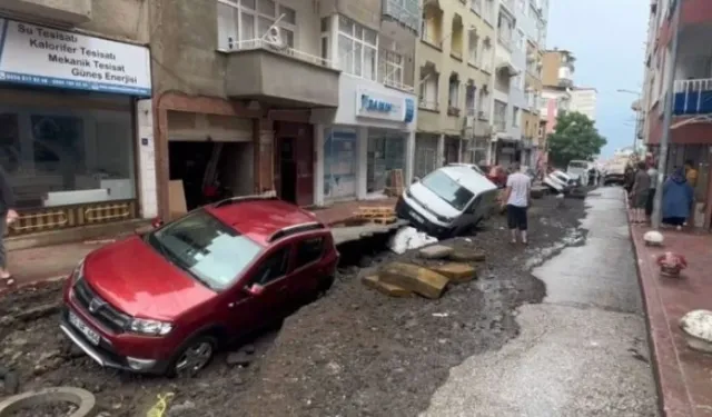Samsun’da sel afeti: Cadde yarıldı, araçlar yolun içinde mahsur kaldı