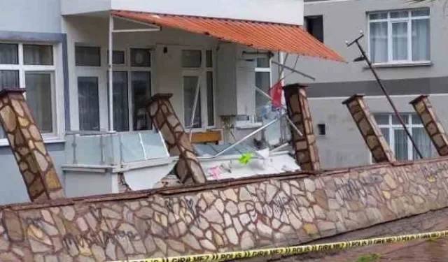 Samsun'da selden yıkılan parkın duvarı evlerin balkonlarına zarar verdi