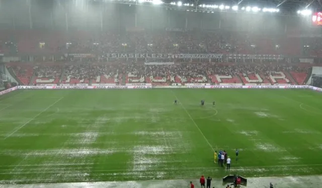 Samsunspor- İstanbulspor maçı yağış nedeniyle 12. dakikada ertelendi