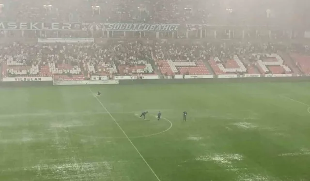 Samsunspor - İstanbulspor maçı yoğun yağıştan dolayı durdu