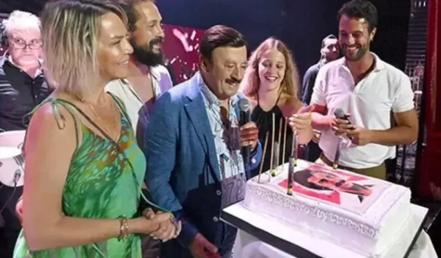 Selami Şahin, doğum gününü sahnede kutladı