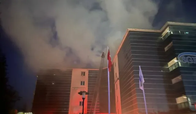 SGK İl Müdürlüğü binasının çatısında çıkan yangın ekipleri alarma geçirdi