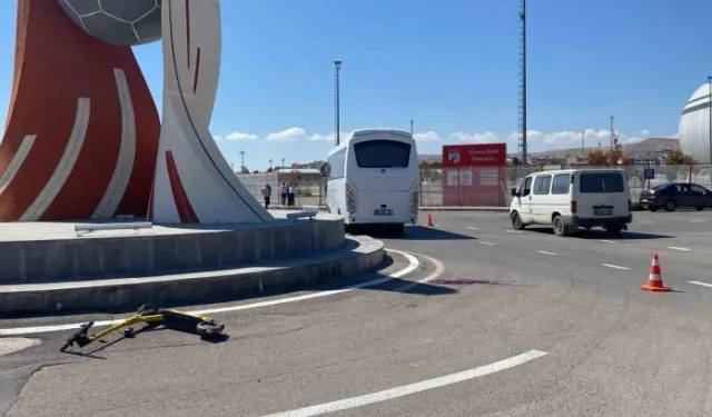 Sivas’ta scooter’lu çocuk ile minibüs çarpıştı: 1 ölü