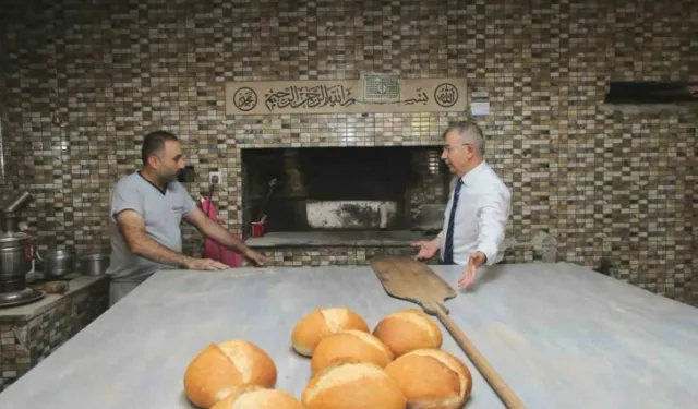 Vali Doruk, fırında ekmek pişirdi
