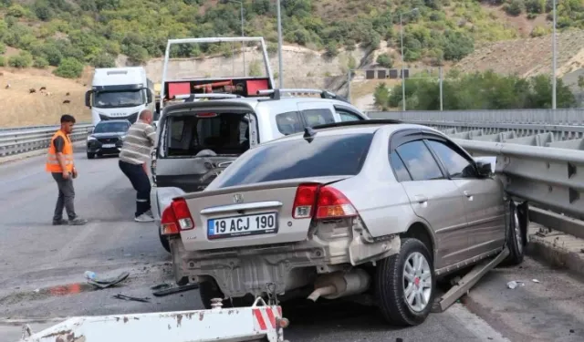 Yol çalışması nedeniyle trafiğin tek şeritten verildiği viyadükte kaza: 5 yaralı