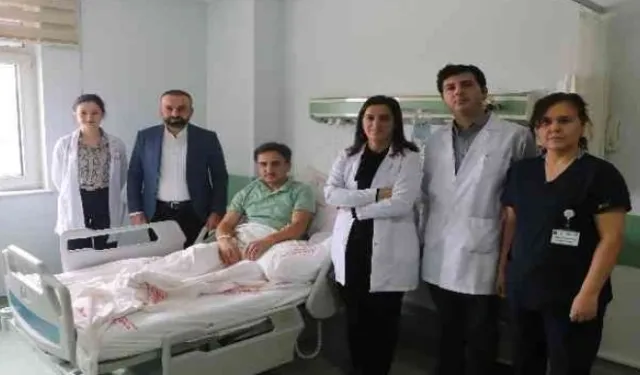 Yüzüne inşaat demiri 8 santim saplanan işçi yarım santimle kurtulmuş
