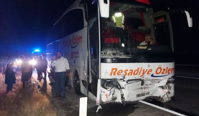 Amasya'da yolcu otobüsü ile otomobilin çarpıştığı kazada 2 kişi öldü