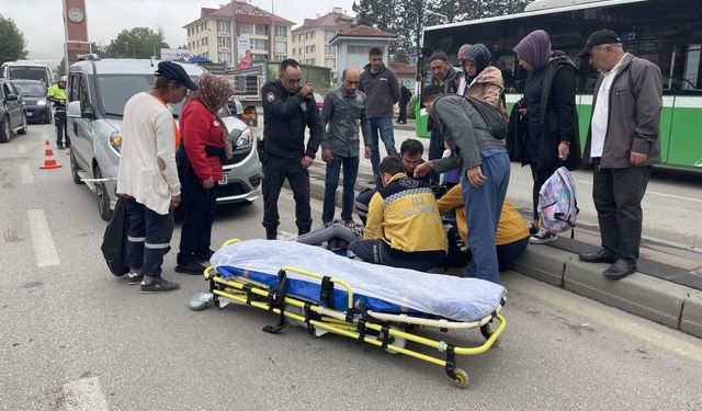 Bolu'da hafif ticari aracın çarptığı öğrenci yaralandı