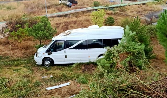 Karabük'te şarampole devrilen minibüsün sürücüsü yaralandı