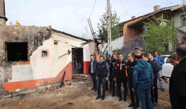 Vali Taşolar’dan 2 evin yandığı, 2 ev ve 2 ahırın hasar gördüğü köyde inceleme