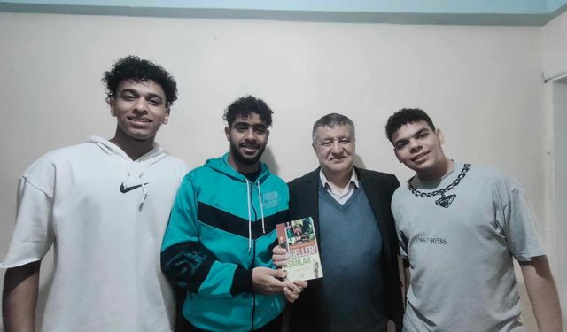 Tokat’taki Mısırlı öğrencilere komşu Yazar’dan kitap hediyesi