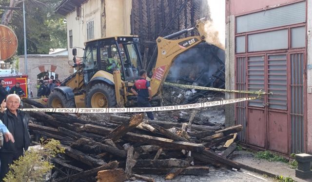 GÜNCELLEME - Amasya'da tarihi konakta çıkan yangın söndürüldü