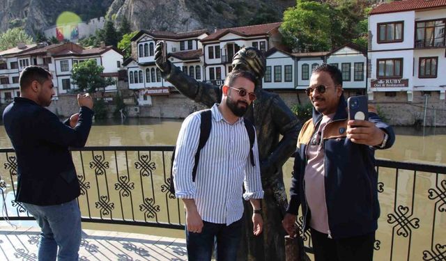 Amasya’da selfieci şehzade heykeline boyalı saldırı