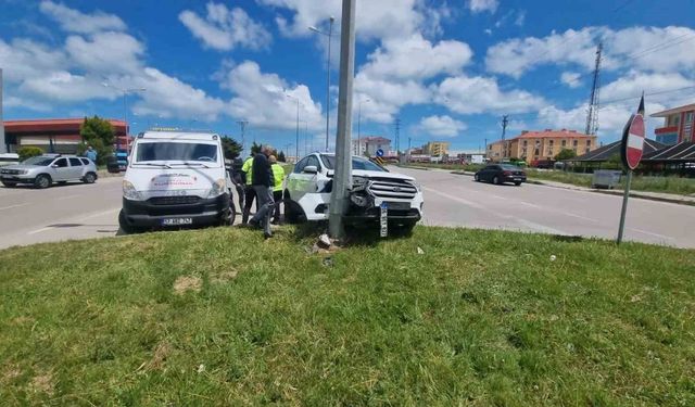 Sinop’ta otomobil elektrik direğine çarptı: 2 yaralı