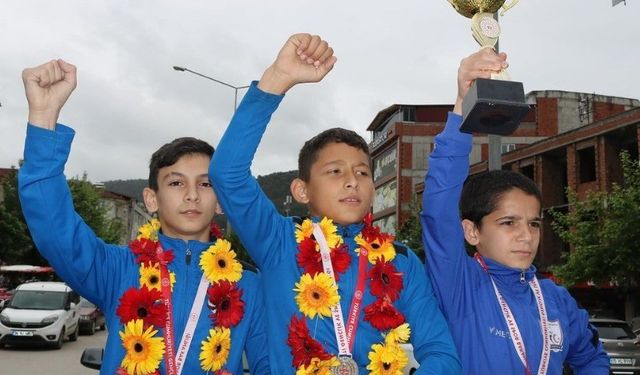 Türkiye şampiyonu güreşçi Kaan Buğra Yüksel ve arkadaşları şehir turu attı