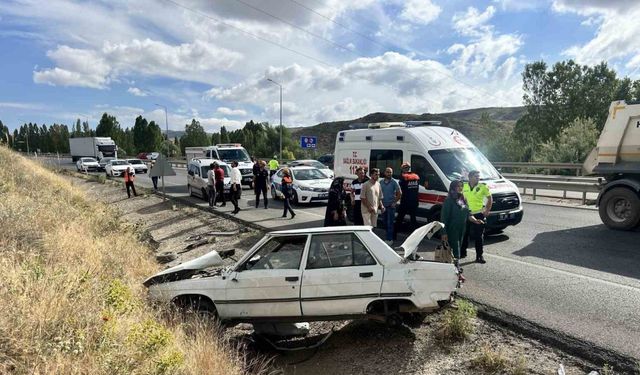 Sivas’ta otomobil devrildi: 1 ölü, 4 yaralı