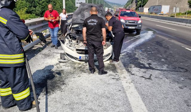 Anadolu Otoyolu'nda yanan otomobil kullanılmaz hale geldi