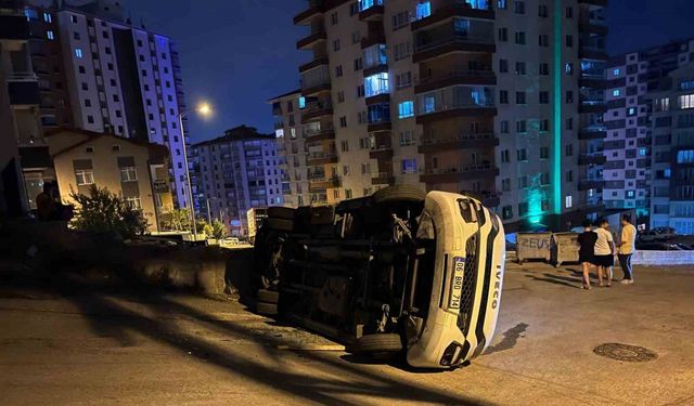 Ankara’da servis aracı devrildi