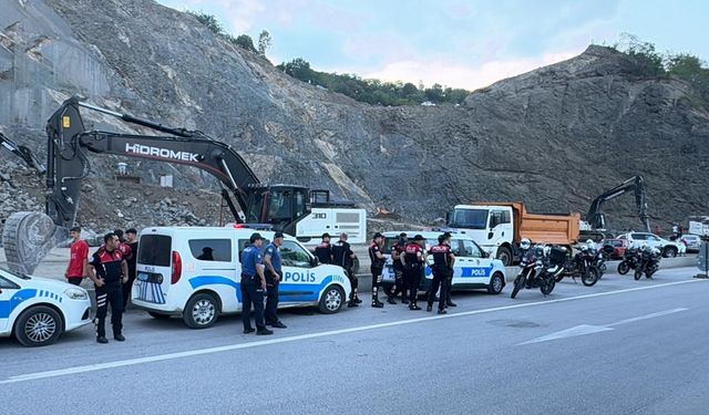 Samsun'da taş ocağındaki patlatma sırasında fırlayan taşlar araçlara çarptı, 4 kişi yaralandı