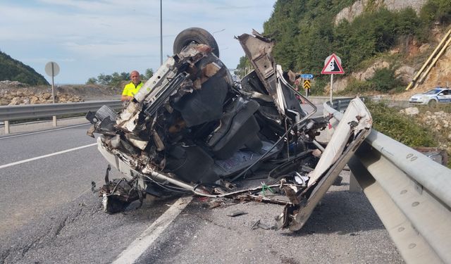 Zonguldak'ta bariyere çarpan hafif ticari aracın sürücüsü yaralandı