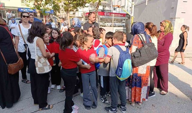 Amasya’da öğretmenleri değişen öğrenciler ve velilerinden okul bahçesinde protesto