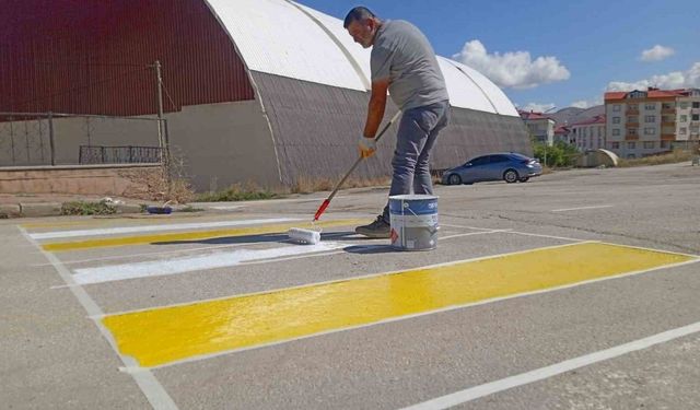 Bayburt’ta yaya geçidi çizgileri boyanarak trafik işaret levhaları yenilendi